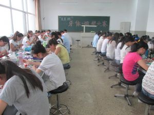 口腔医学技术班举办“美原杯”牙体堆塑比赛