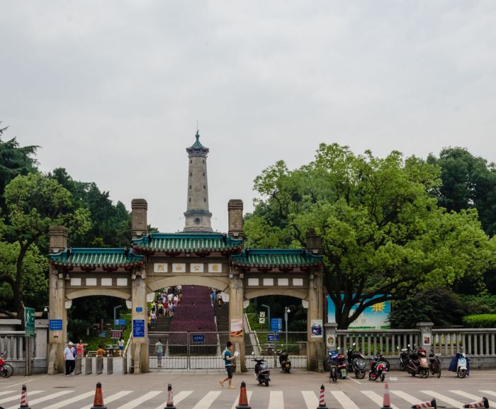 烈士公园大门一景