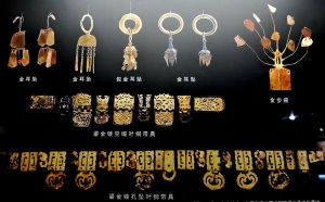 北票喇嘛洞鲜卑墓葬出土的前燕文物