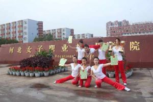 学校正门合影