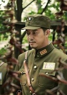 老邱演员 沙溢本是抗联营长，所在部队被叛徒出卖后全军覆没。而他却侥幸存活，因此被同志们认为是叛徒。为了证明自己的清白，他主动申请留在队伍中，却委身成为“厨子”。因对道路熟悉，他奉命给策反滇军278