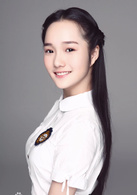 俸艾依演员 李彦漫来自云南大山里偏远的黎族村寨。她深爱自己的家乡，而不羡慕大城市的繁华。性格倔强，明眸善睐，皮肤白皙，文静聪明，能歌善舞，善良，像是一朵洁白无瑕的小白花。来自普通家庭，