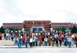 仰恩大学校正大门
