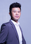 文天阳演员 毕志飞在虚构的海亚（海南三亚）影视学院，表演系2010级本科班招收了十七名外形条件突出，表演基础扎实的学生，八男九女，而刚刚硕士毕业留校的文天阳（毕志飞饰），凭着一腔热情，