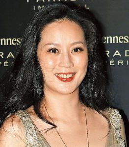 何贞德（任葆琳饰演）