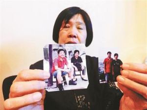王朝母亲杨惠贤展示与儿子在一起的照片