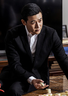 侯亮平演员：陆毅侯亮平是一名检查官，工作中有手腕，会和嫌疑对象打太极，让他们摸不清他的底牌。不仅要深入各阶层展开抽丝剥茧的调查工作，还要以身涉险，与位高权重的贪腐分子斗智斗勇。
