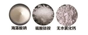 这种“人造海蜇丝”其实压根不是海产品，它的生产原料是三种食品添加剂：海藻酸钠、硫酸铝铵（俗称明矾）、无水氯化钙。