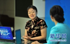 中国人民银行征信中心副主任王晓蕾回答主持人提问。