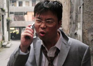 饰演“四眼秘书”