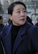 于木兰演员 陈小艺因照顾患病的爷爷，耽误了终身大事。离异男人年朝阳被木兰孝心感动，向木兰求婚。木兰带着爷爷，年朝阳带着儿子小鱼，不顾双方亲人反对，组建了新家庭。婚礼现场，年朝阳前妻陈艳丽送来一