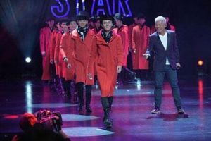 《中国好男儿》选手在导师巫启贤带领下走秀