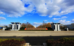学院大门