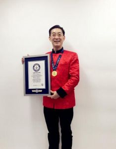 手捧证书的六小龄童