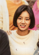 成德善演员：李惠利；李美妍（中年）双门洞小巷朋友5人帮，外号“双门洞特功袋（功课特别差的脑袋）”。生于1971年。1988年时值18岁（2015年为45岁），双门女高2年级，受姐姐的压制，弟弟