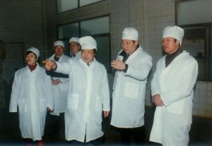 1998年1月18日，时任福建省委副书记的习近平同志第一次到圣农调研。