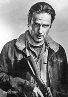 瑞克·格莱姆斯（Rick Grimes）演员：安德鲁·林肯主人公。美国乔治亚州金郡副警长，装备着麦林手枪。擅长使用武器。他在一次执勤中受伤昏迷，并在僵尸爆发后苏醒。尽管环境变得越来越严峻，但