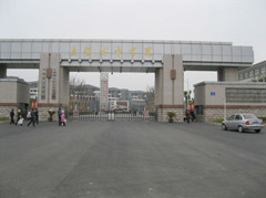 学院校门