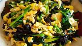 菠菜怎么做好吃-蛋炒菠菜木耳